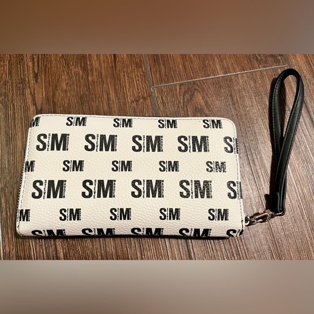 Steve Madden wallet/wristlet.  Zipper closure. Lots of space. Black & white. - Picture 2 of 15